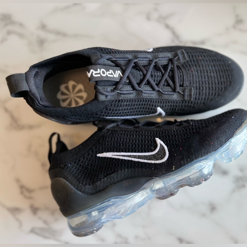 Nike Black and White Women's Sneakers - Picture 4 of 14